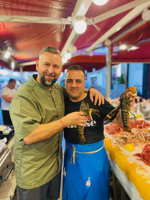 Am Fischmarkt mit dem Händler des Vertrauens