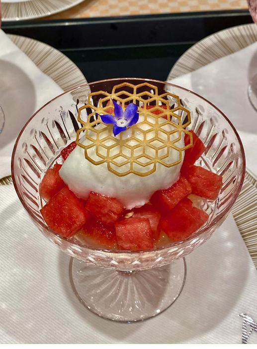 Dessert mit Wassermelone im Kristallglas
