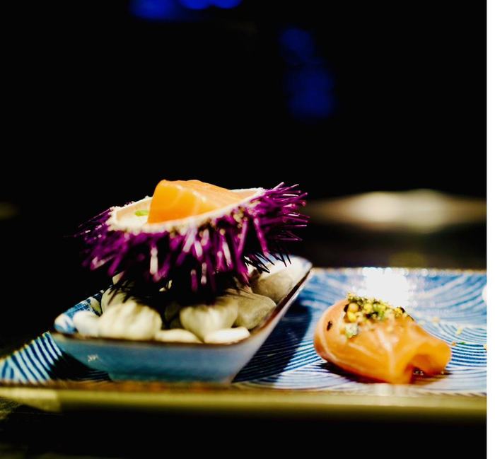 Lachs mit Seeigel auf blauem Teller