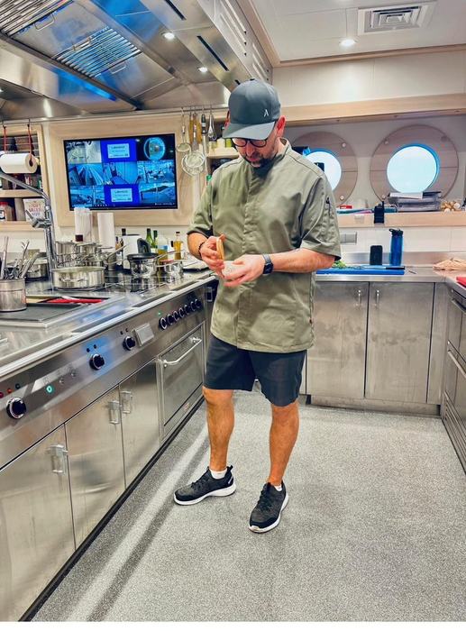 Sascha Lenz in der Kombüse der Yacht