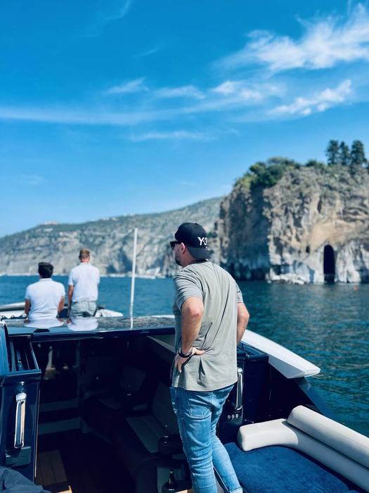 Vor Anker an der Steilküste